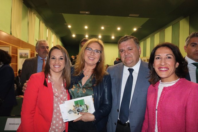 Ruiz (izda.) en la inauguración de la feria