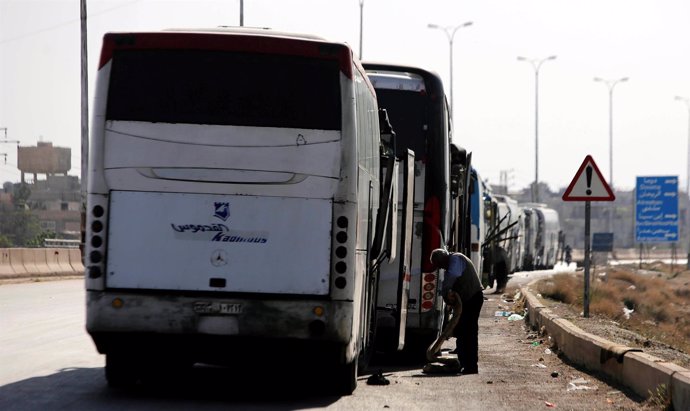 Evacuación de milicianos en autobuses en Siria