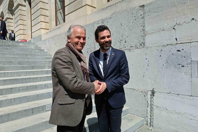 El president, Roger Torrent, amb l'alcalde de Ginebra, Rémy Pagani