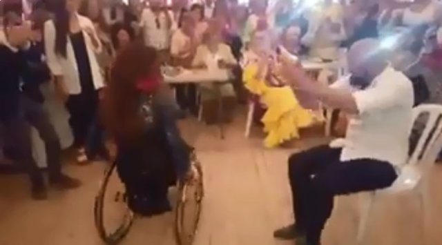 El baile de una mujer en silla de ruedas arrasa en Twitter y Feria de Abril