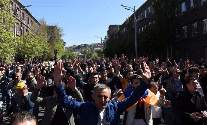 Cientos de personas se manifiestan contra el nombramiento de Sargsyan