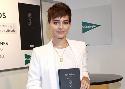 Laura Escanes Estrena Nuevo Look En La Firma De Ejemplares De Su Libro En Madrid