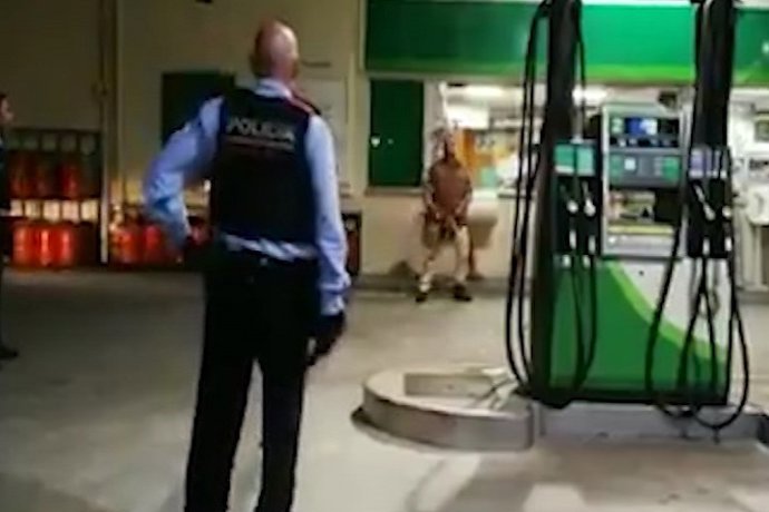 Un home armat amb un ganivet i una motoserra ataca una benzinera