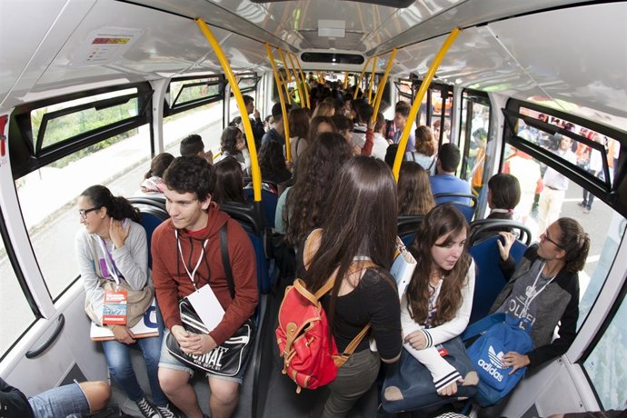 Estudiantes en una guagua