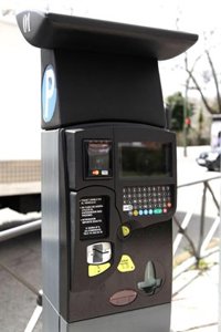 Malasaña convertirá todas las plazas azules del SER en verdes y primará el paso de las de coches a plazas para motos