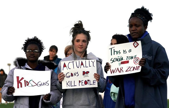 Estudiantes manifestándose a favor del control de armas en Littleton