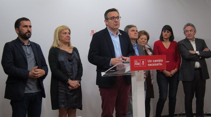Diego Conesa junto a diputados y senadores PSOE                               