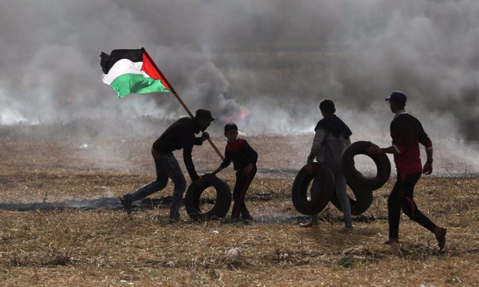 Manifestantes palestinos en Gaza