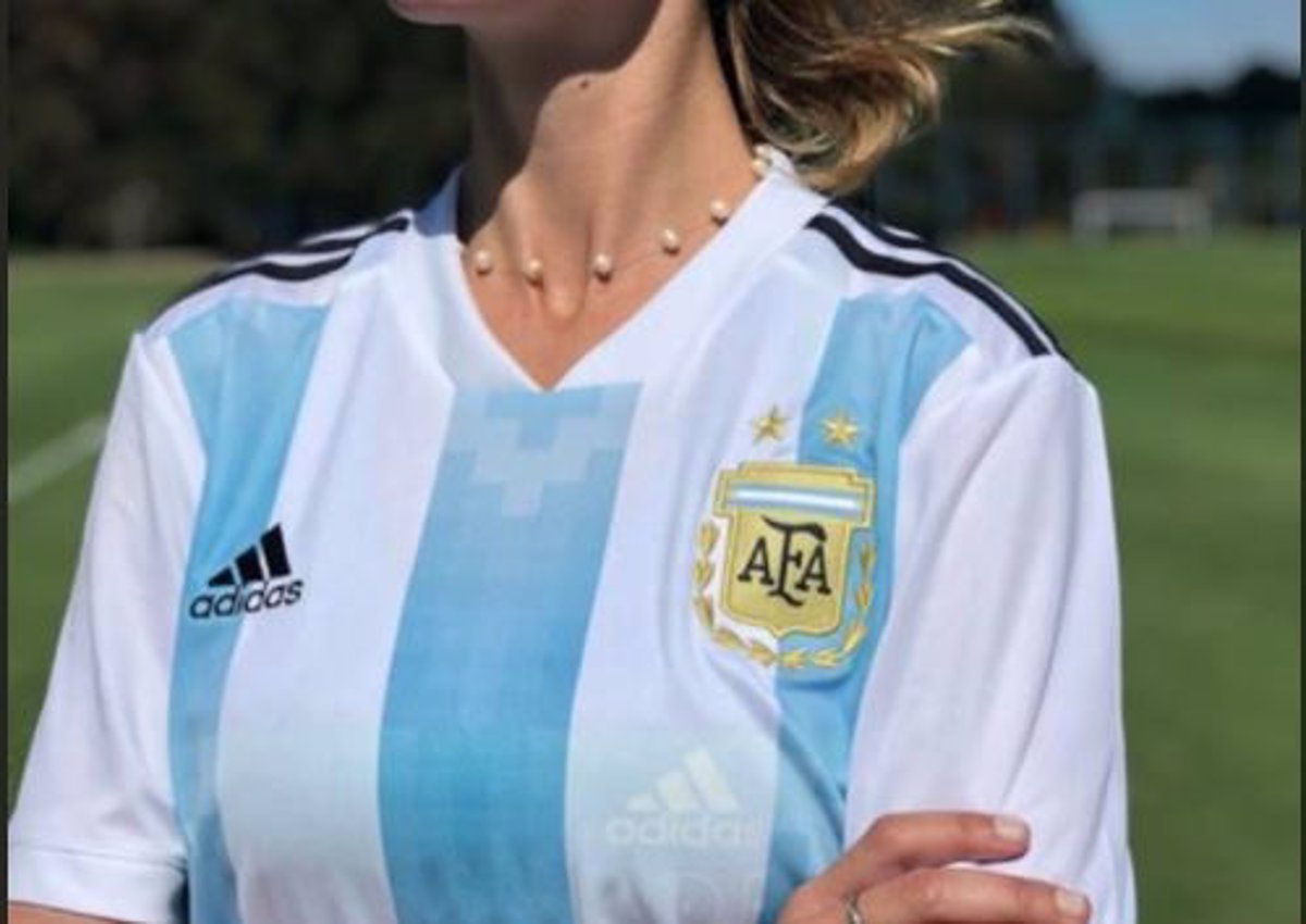 La selección femenina de fútbol argentina, indignada Adidas por elegir a una modelo para la promoción de la camiseta
