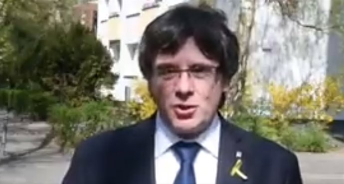  Carles Puigdemont llegeix un poema per Sant Jordi, via Twitter