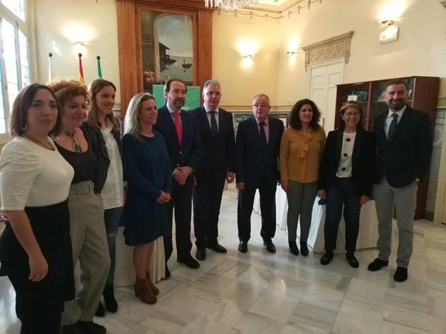 Junta renueva el programa para familias con menores en riesgo.