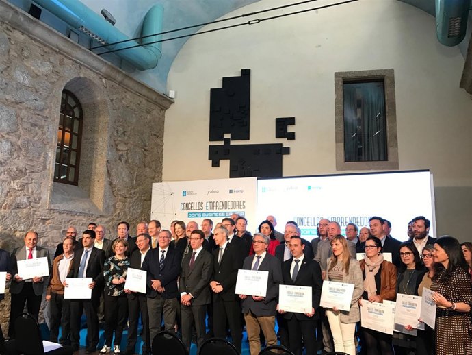 Foto de familia de Feijóo y los ayuntamientos emprendedores