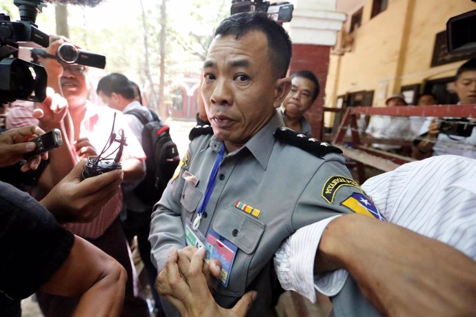 El policía Moe Yan Naing sale del tribunal tras declarar