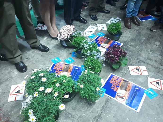 Flors i cartells davant l'estand de l'Exèrcit al Saló de l'Ensenyament