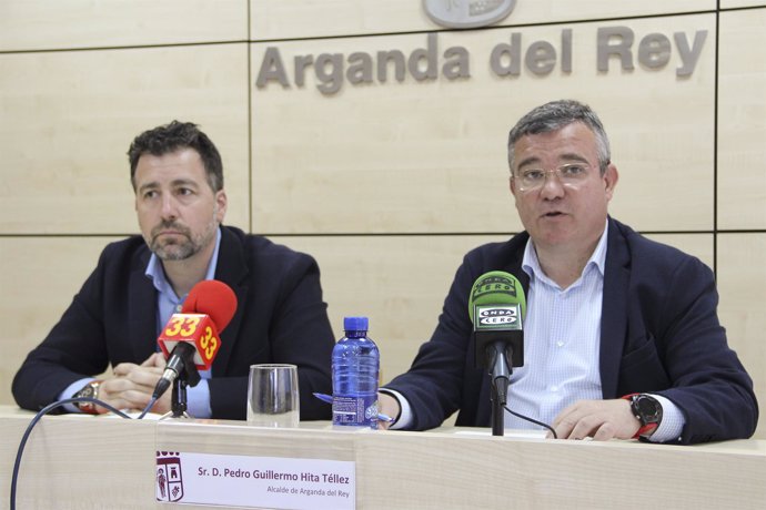 El alcalde de Arganda, Guillermo Hita, y el alcalde de Rivas, David del Cura