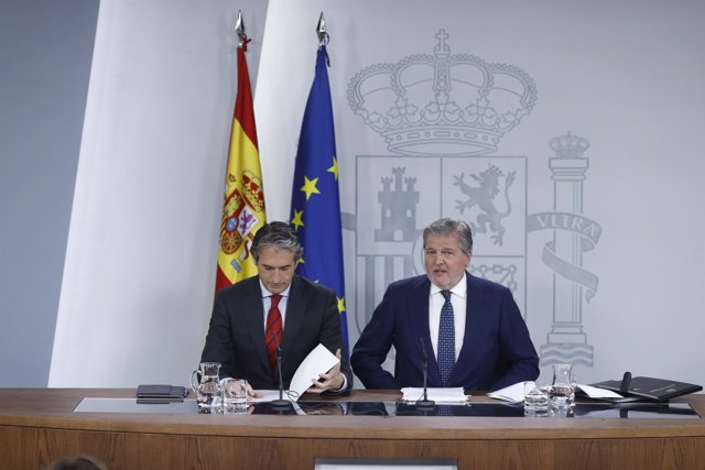 Rueda de prensa de Iñigo de la Serna y Méndez de Vigo tras el Consejo