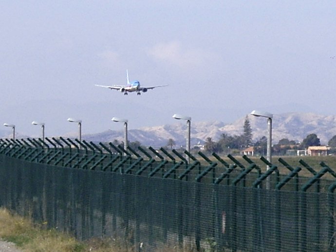 Avión A Punto De Aterrizar En El Aeropuerto De El Altet