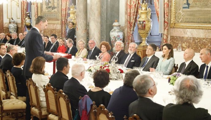 Los Reyes en un encuentro con el escritor Sergio Ramírez