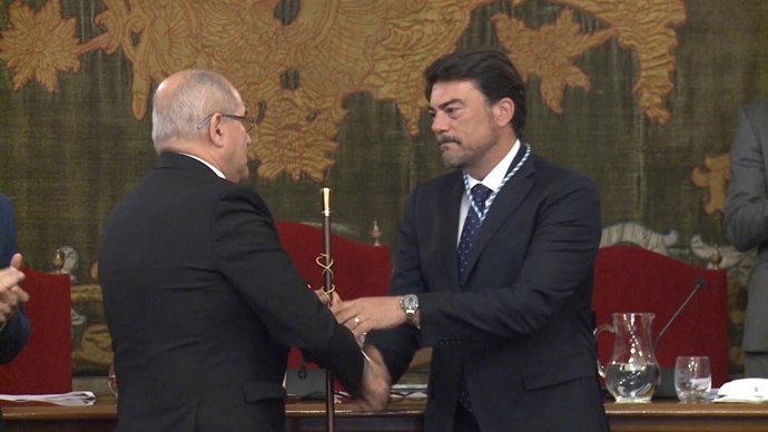 Luis Barcala toma posesión como nuevo alcalde de la ciudad de Alicante