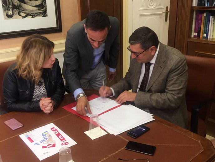 Alcalde de Vélez-Málaga firma venta de parcelas 