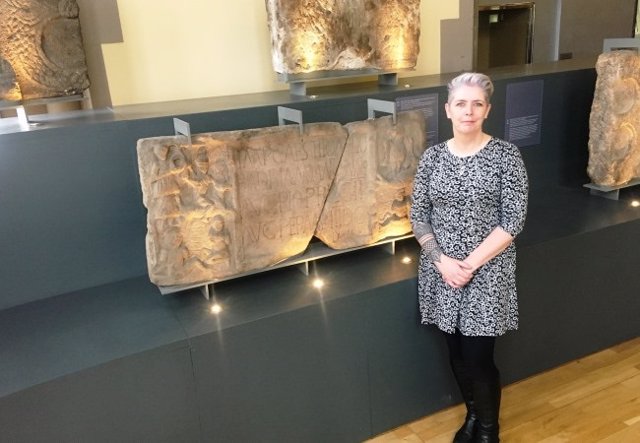 Louisa Campbell posa con el mojón Summerston en el Museo Hunterian