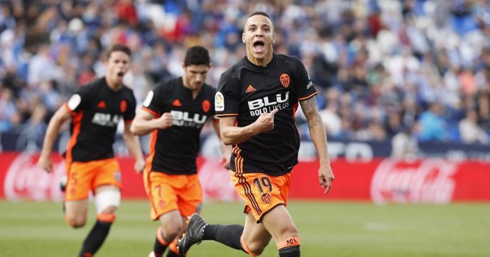 Rodrigo, delantero del FC Valencia celebrando un gol