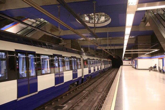 Tren de Metro de Madrid en una de las estaciones de la red