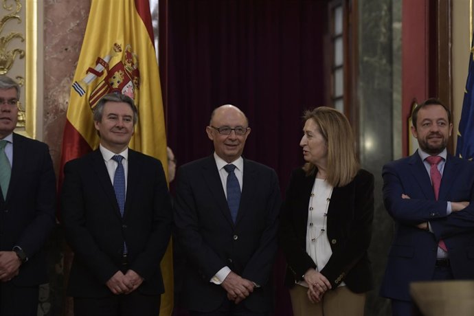 Cristóbal Montoro entrega los Presupuestos de 2018 a Ana Pastor