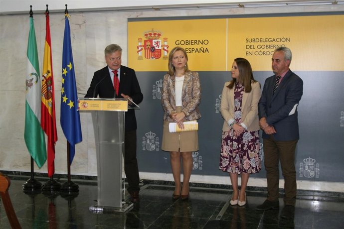Primo Jurado (izdo.), en rueda de prensa
