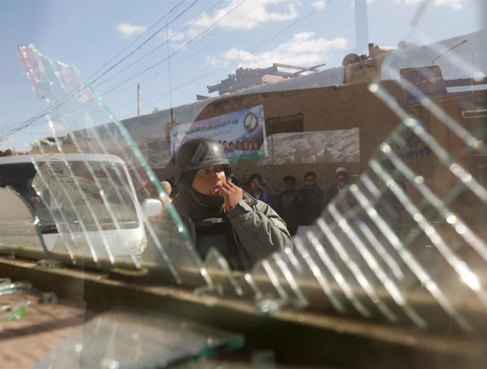 Un policía afgano en mitad de un combate entre las fuerzas talibanes y afganas
