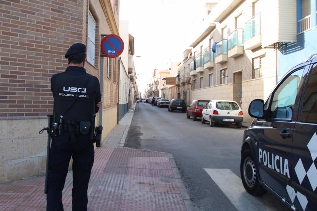 Efectivos policiales vigilan el lugar de un presunto parridicio en Balerma