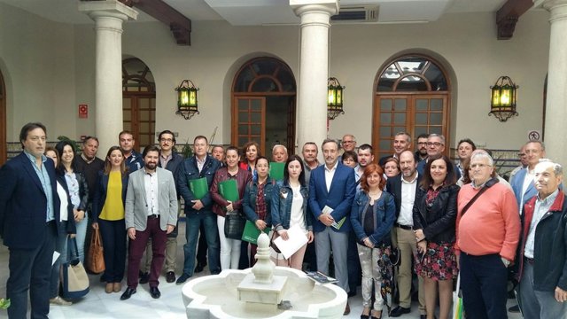 Entrega de ayudas para instalar ascensores en viviendas de la provincia de Jaén.