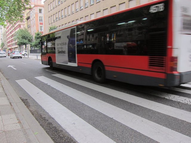 Autobús urbano a su paso por paseo de Sagasta