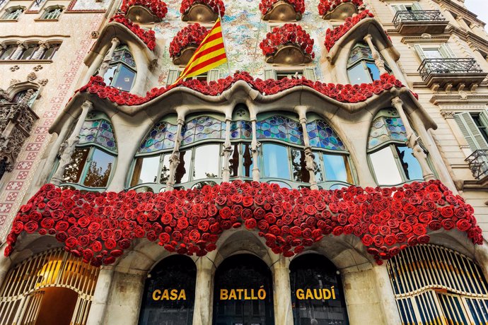 La Casa Batlló decorada con rosas rojas por la diada de Sant Jordi