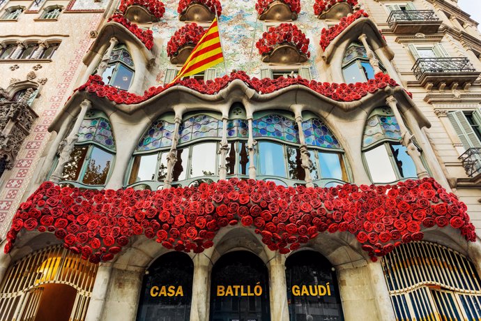 La Casa Batlló decorada amb roses vermelles per la diada de Sant Jordi