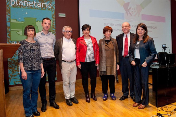María Solana posa con los ponentes de la jornada