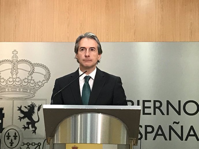 El ministro de Fomento, Iñigo de la Serna, en una rueda de prensa en Santander