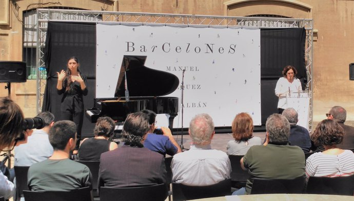 La alcaldesa Ada Colau en la presentación de 'Barcelones' en el Raval