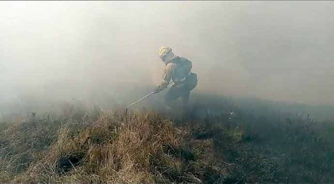 Extinción incendio forestal en Cantabria 