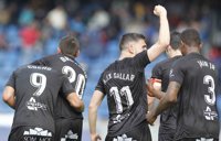 El Huesca, líder provisional tras asaltar Tenerife con polémica