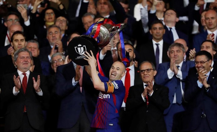 Iniesta levanta al cielo de Madrid la Copa 2018