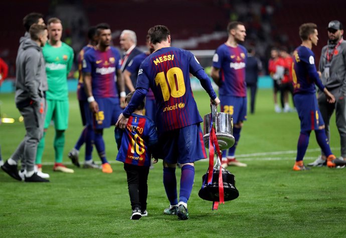 Lionel Messi y su hijo Thiago celebran la Copa en el césped del Metropolitano