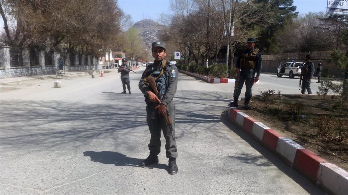 Policías afganos en el lugar de una explosión en Kabul, Afganistán