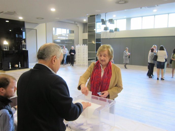 María Kutz vota en las primarias de UPN a la alcaldía de Pamplona