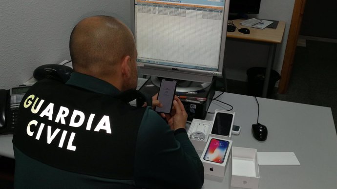 Guardia Civil examinando terminales móviles