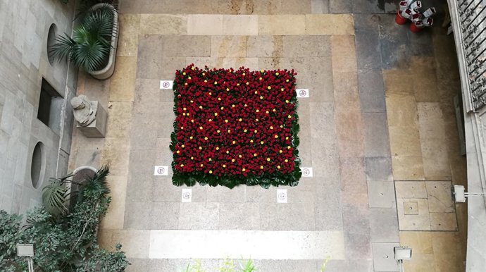 Instal·lació de roses en el Palau Mulla per la diada de Sant Jordi