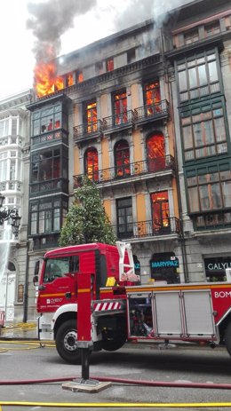 Incedio en la calle Uría de Oviedo el 7 de abril de 2016