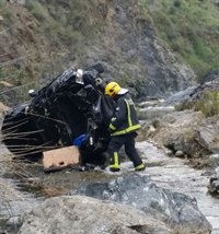 Dos heridos en Málaga tras despeñarse el coche en el que viajaban por un terraplén