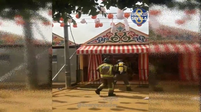 Bomberos actúan en el incendio en la Feria