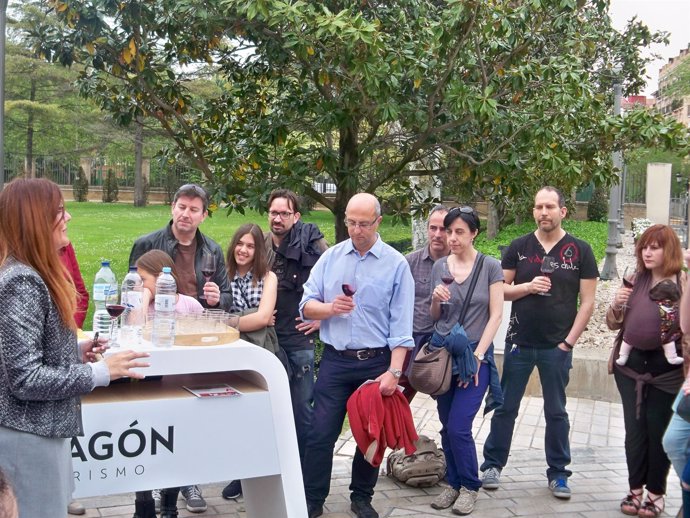 Cata de vinos, una de las actividades en el Pignatelli por el Día de Aragón.